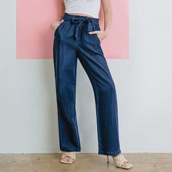 Pantalón de mezclilla azul oscuro con moño en cintura