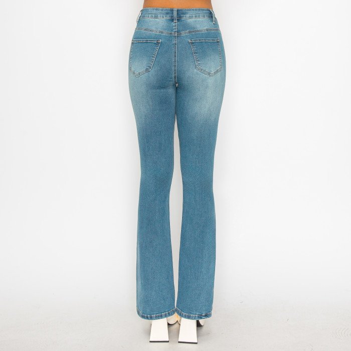 Pantalón de mezclilla claro acampanado corte flare