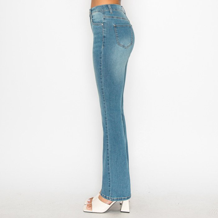 Pantalón de mezclilla claro acampanado corte flare