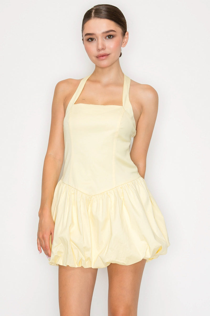 Vestido con tirantes halter y falda globo