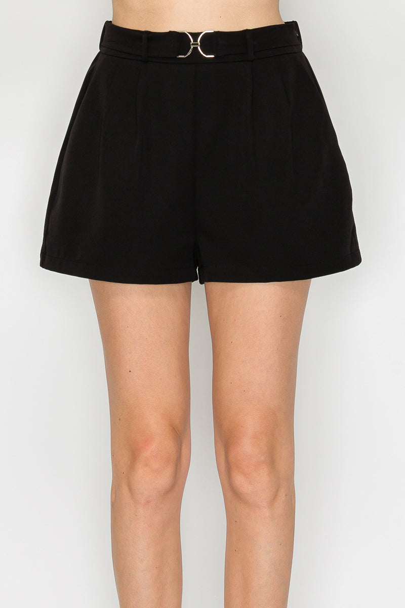Short con cinturón metálico elegante