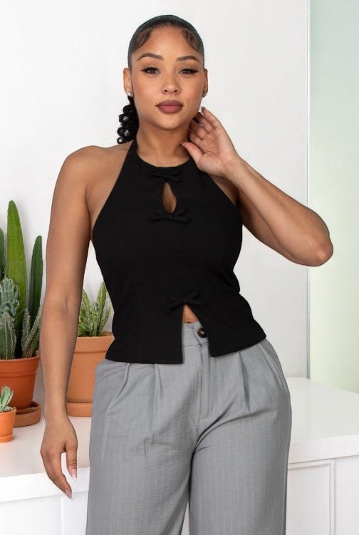 Top Negro con Detalles de Moños y Aberturas Elegantes