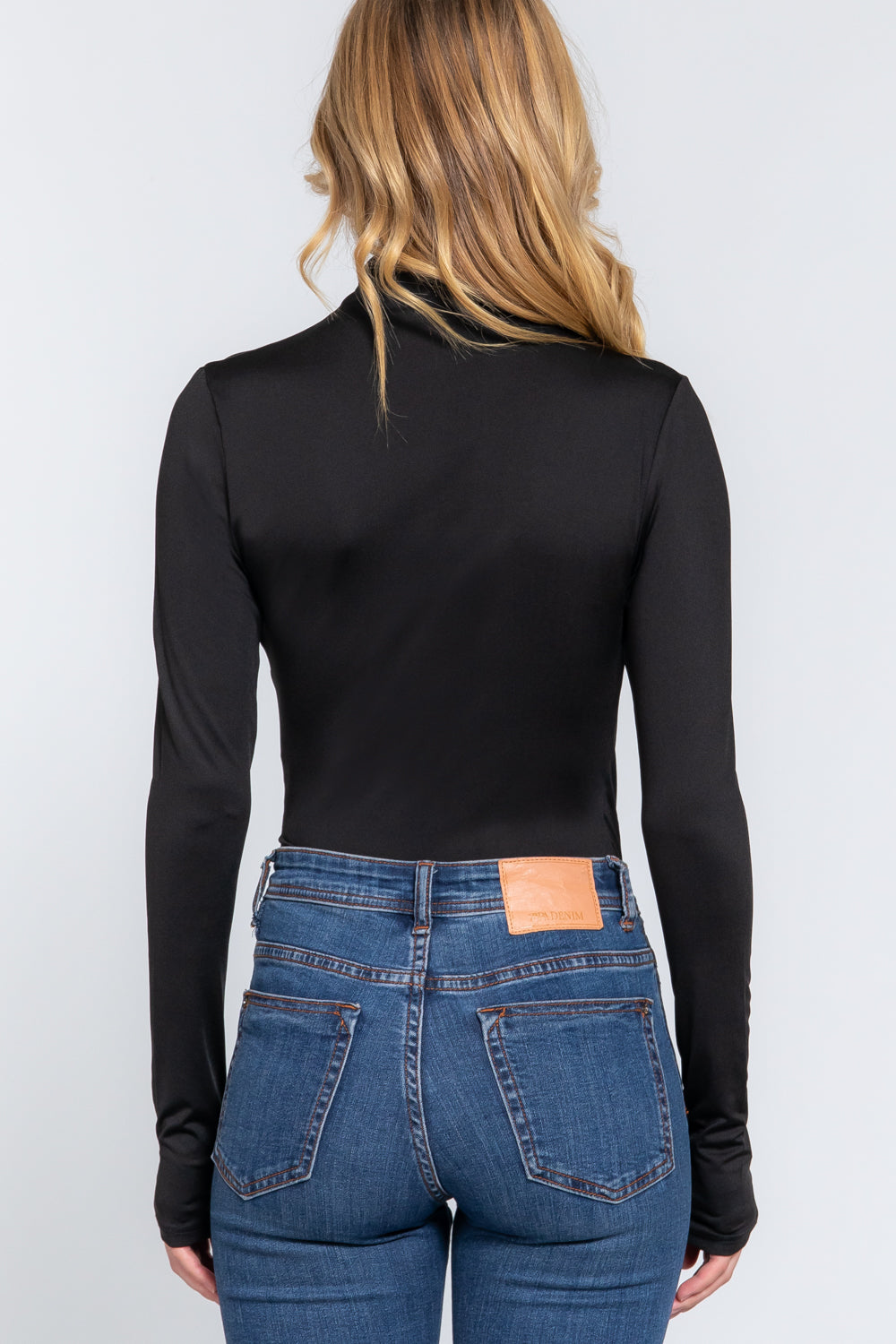 Blusa Negra Ajustada de Manga Larga con Cuello Alto