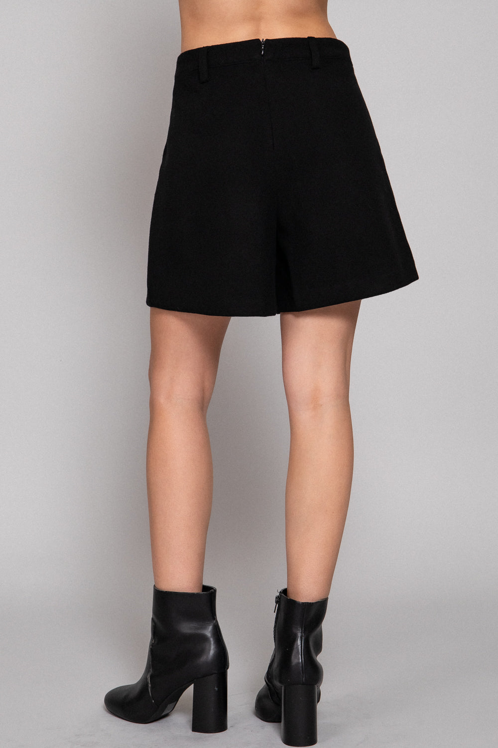 Short gris de lana con pinzas
