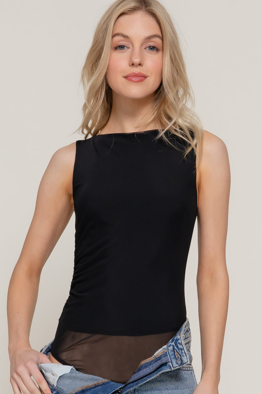 Blusa Negra Sin Mangas con Fruncido Lateral