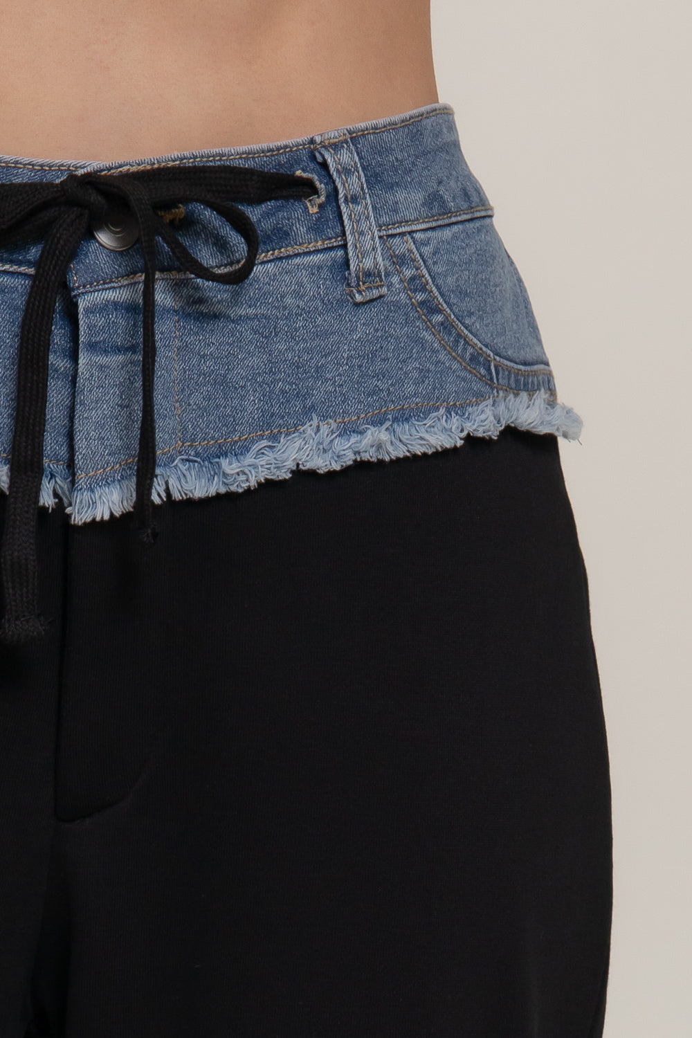 Pantalón gris con pretina de mezclilla deshilachada