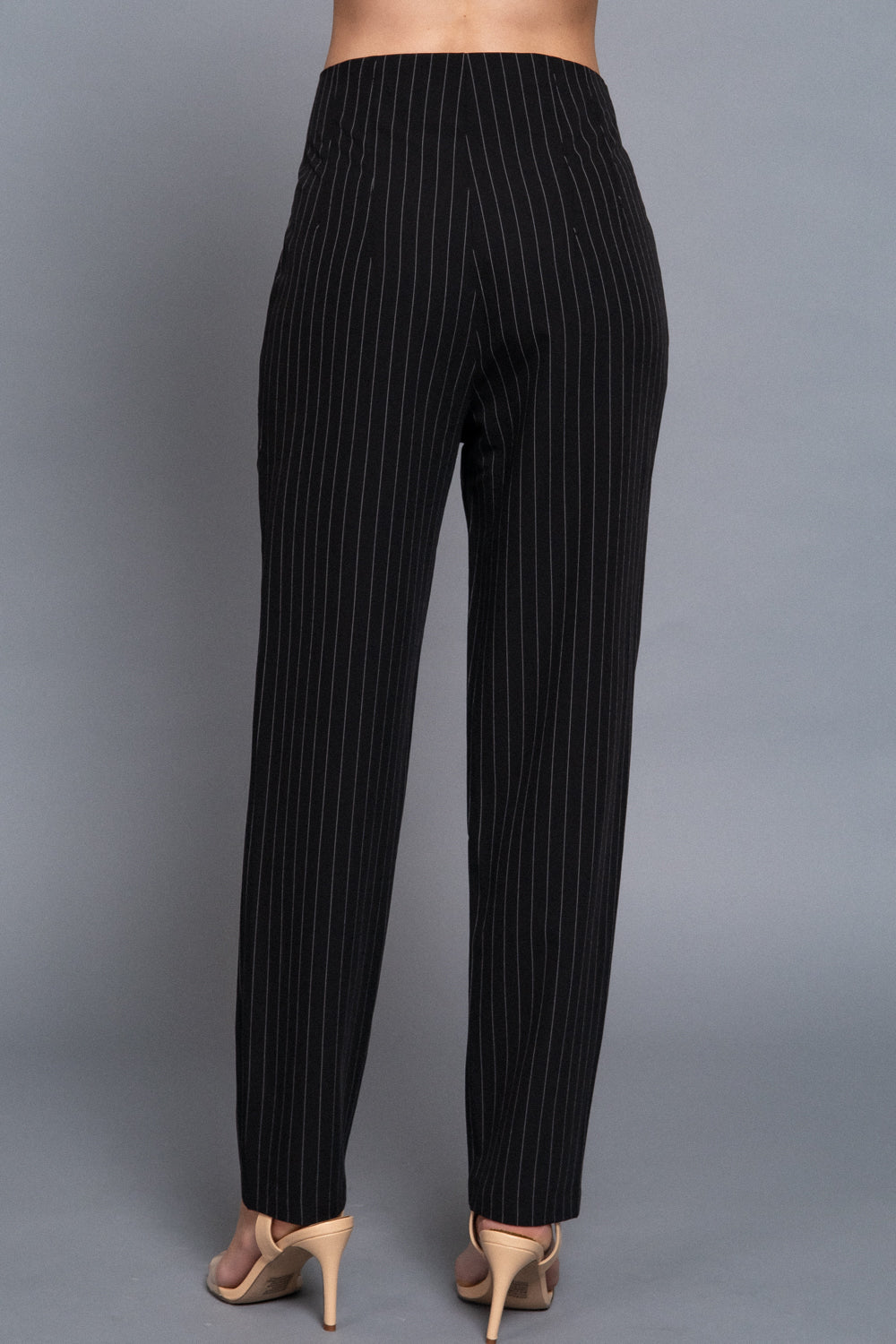 Pantalón beige con pinzas y corte recto clásico
