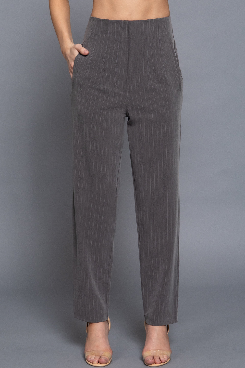 Pantalón beige con pinzas y corte recto clásico