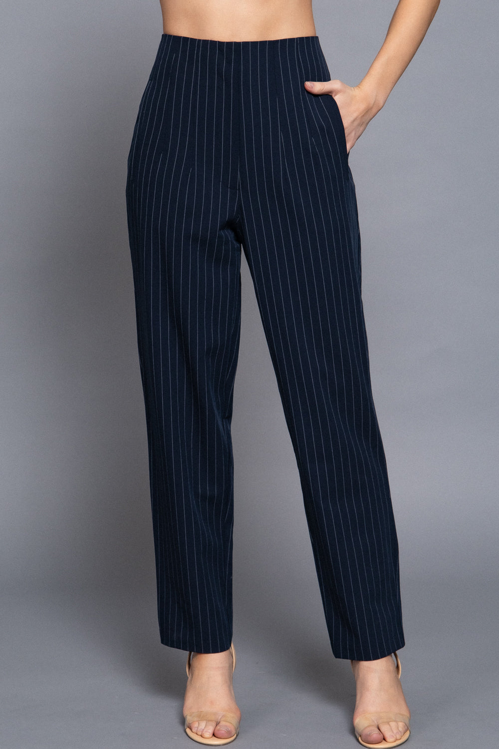 Pantalón beige con pinzas y corte recto clásico