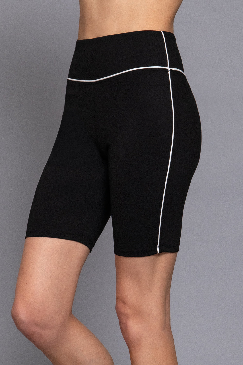 Short ciclista negro con vivos blancos