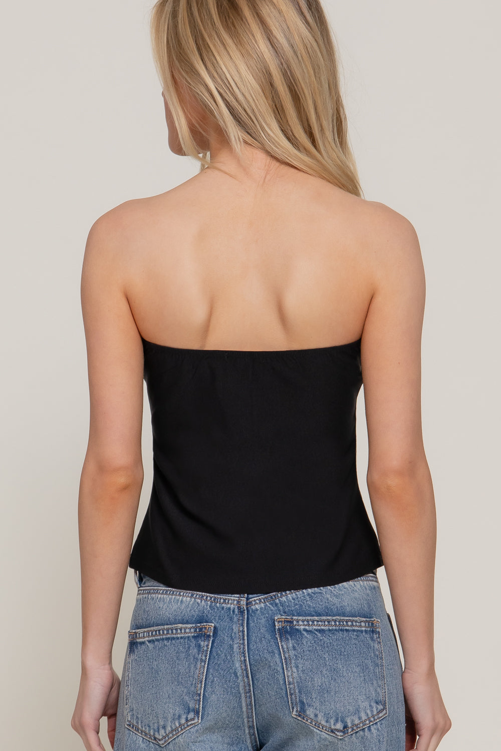 Top strapless tipo corset con costuras marcadas