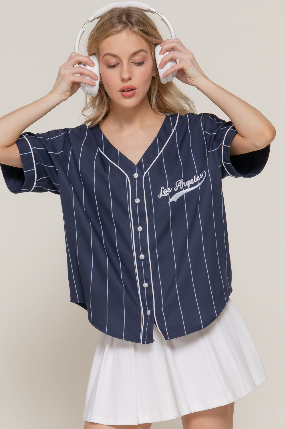 Camisa estilo béisbol azul con rayas y bordado