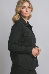 Sobrecamisa negra estilo minimalista