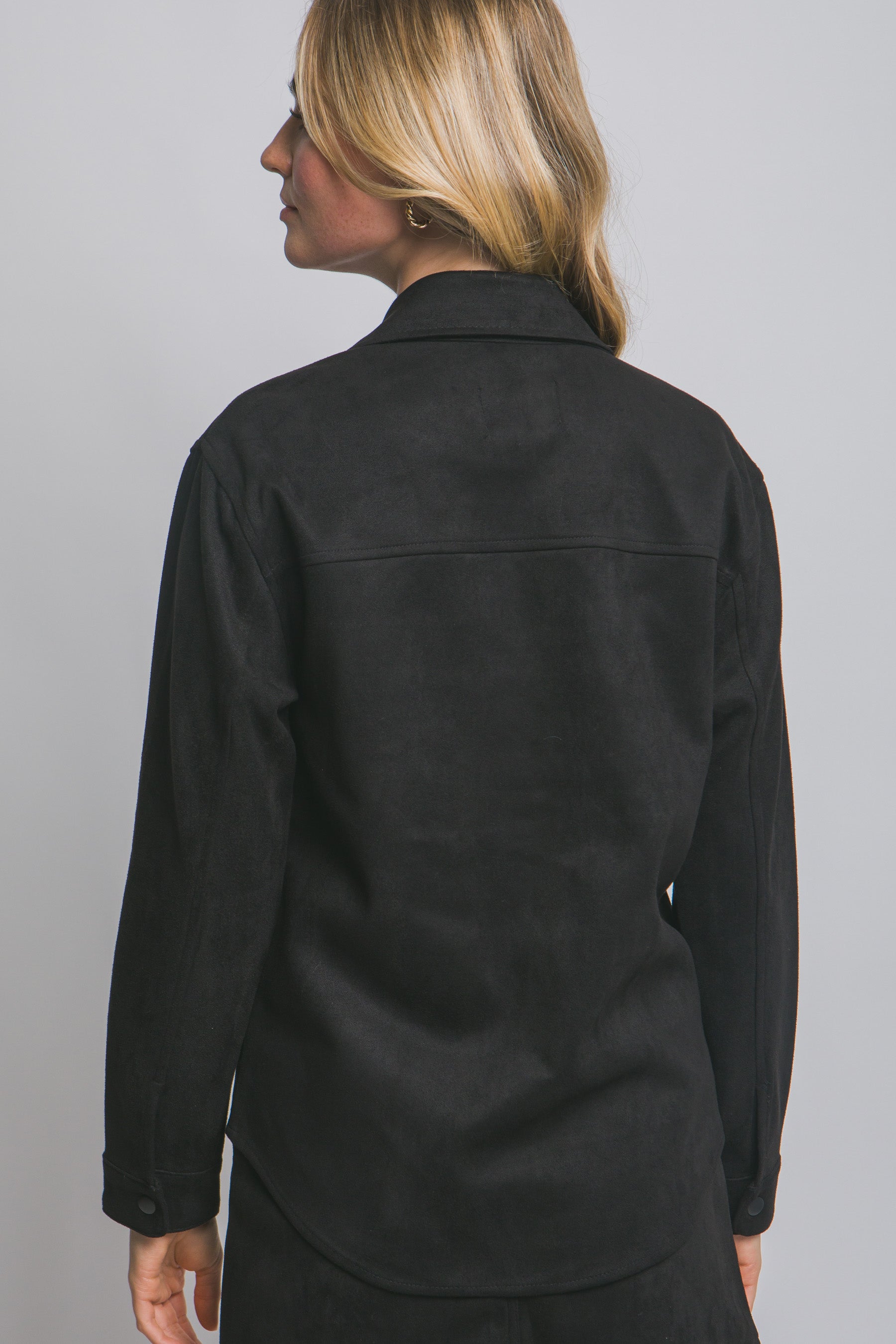 Sobrecamisa negra estilo minimalista