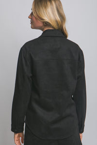 Sobrecamisa negra estilo minimalista