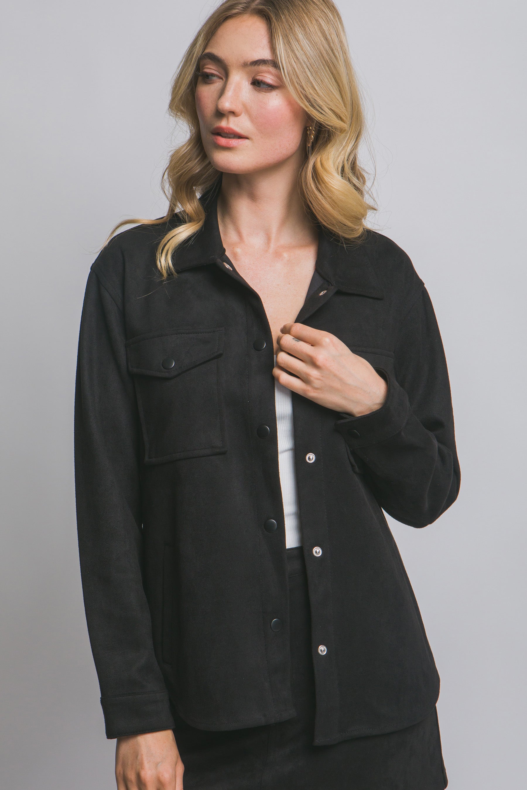 Sobrecamisa negra estilo minimalista