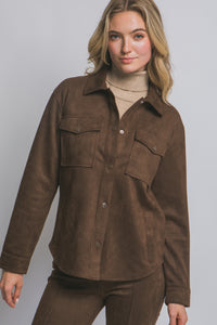 Sobrecamisa negra estilo minimalista