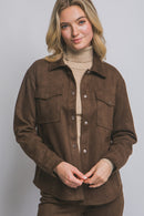 Sobrecamisa negra estilo minimalista