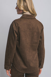 Sobrecamisa negra estilo minimalista