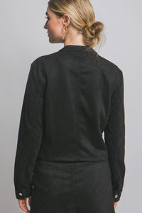 Chamarra negra con cierre recto