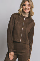 Chamarra negra con cierre recto