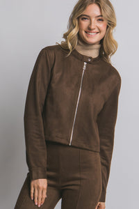 Chamarra negra con cierre recto