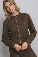 Chamarra negra con cierre recto