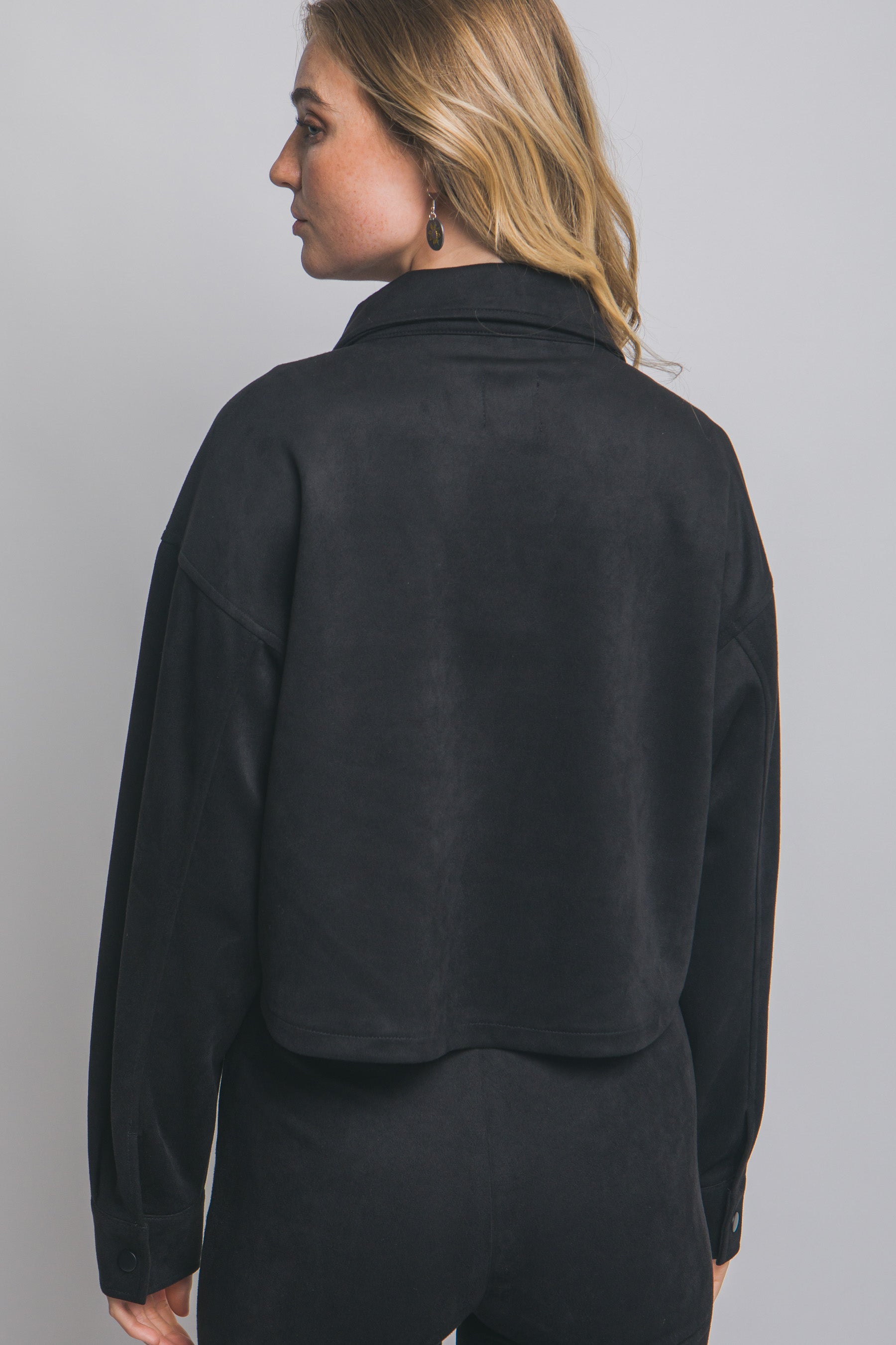 Chaqueta negra con botones