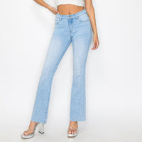 Pantalón de mezclilla claro acampanado con pedrería