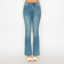 Pantalón de mezclilla claro acampanado corte flare