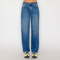 Pantalón de mezclilla claro corte recto para mujer