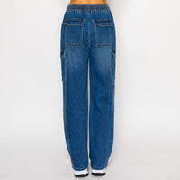 Pantalón cargo de mezclilla azul para mujer con cordón