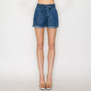 Shorts de mezclilla azul con cinturón para mujer