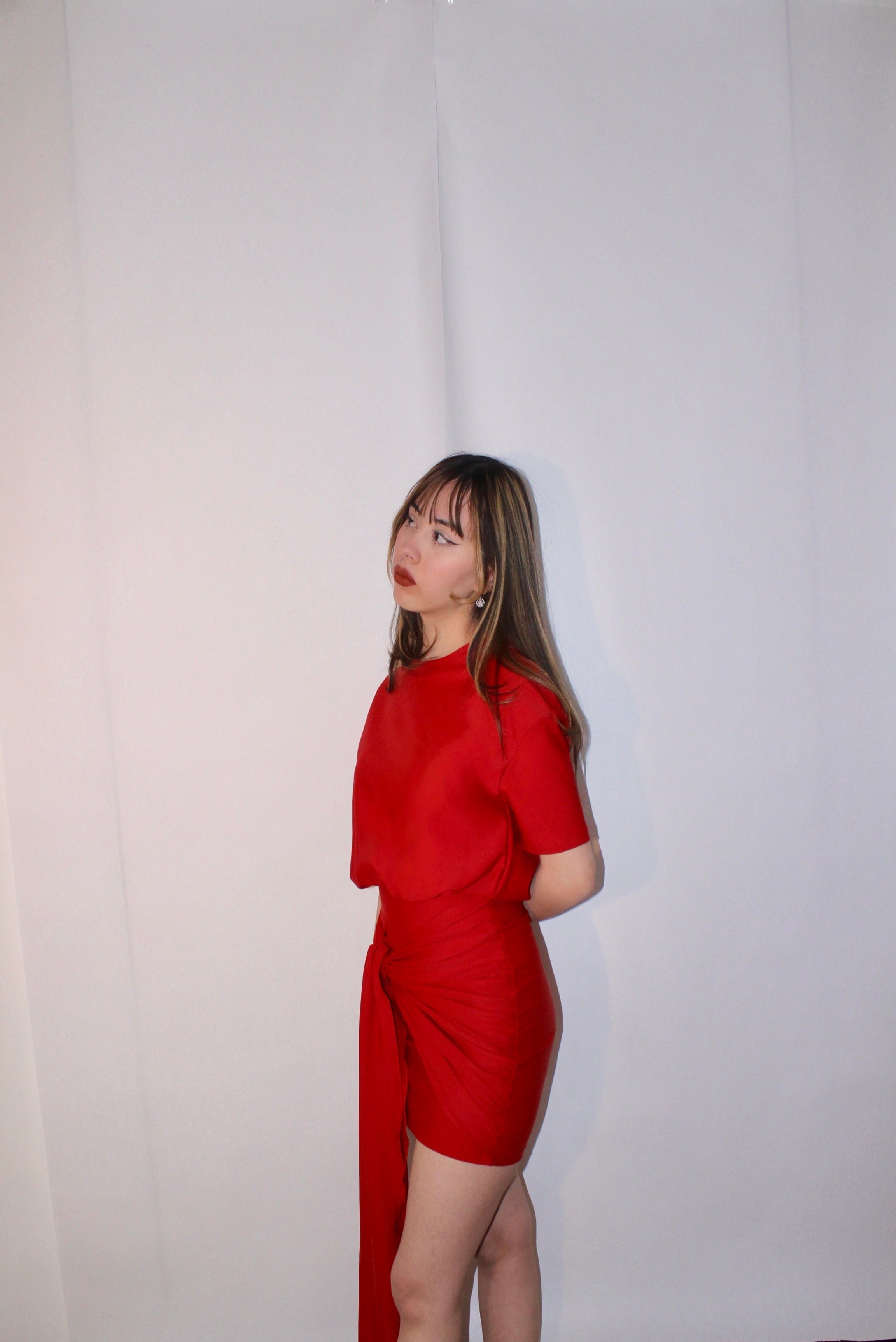 Vestido corto drapeado con lazo lateral