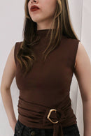 Blusa sin mangas con hebilla lateral