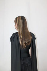Blusa drapeada con capa