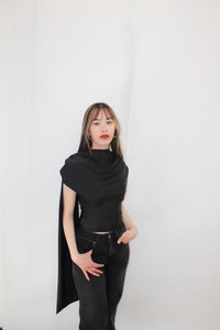 Blusa drapeada con capa