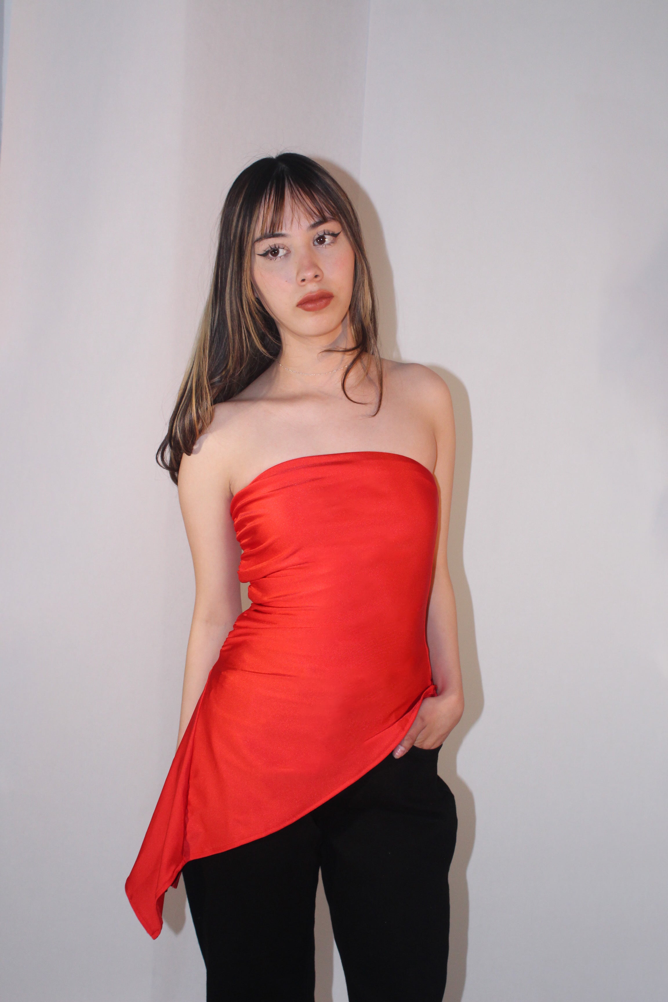 Blusa strapless asimétrica