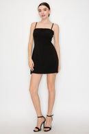Vestido corto con tirantes y lazo decorativo