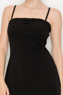 Vestido corto con tirantes y lazo decorativo