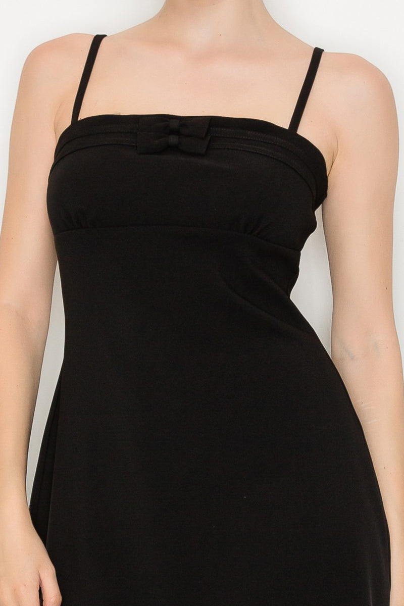 Vestido corto con tirantes y lazo decorativo