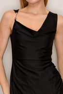 Vestido cuello caído con tirante de cadena