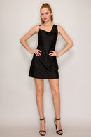 Vestido cuello caído con tirante de cadena