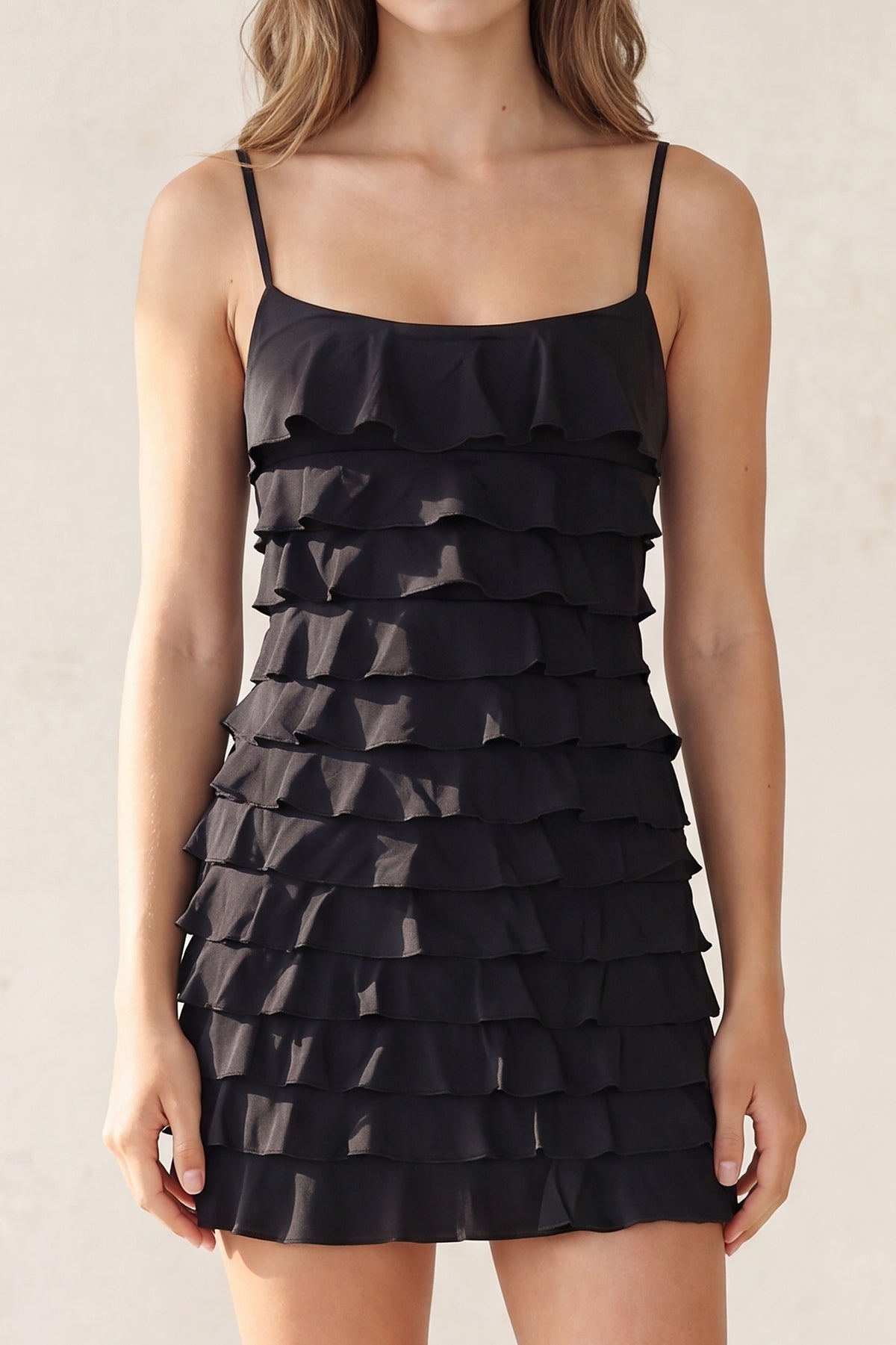 Vestido corto de olanes en capas