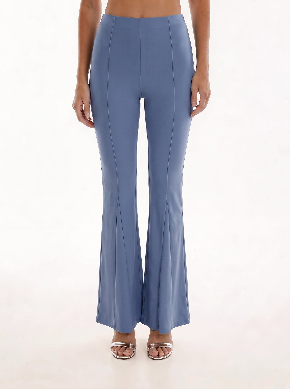 Pantalón acampanado con costuras frontales