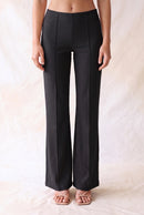 Pantalón acampanado con costura frontal
