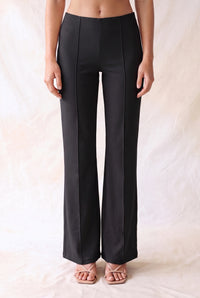 Pantalón acampanado con costura frontal