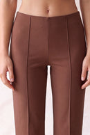 Pantalón acampanado con costura frontal