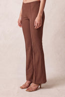 Pantalón acampanado con costura frontal