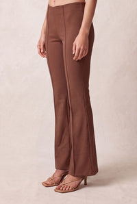 Pantalón acampanado con costura frontal